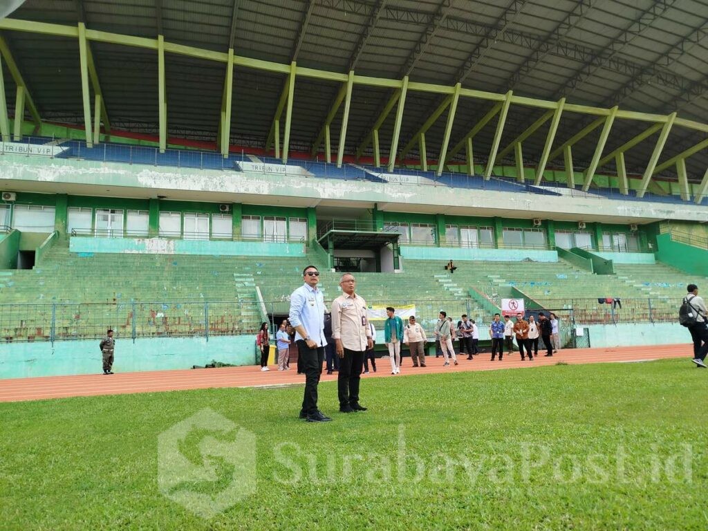 Di Stadion Gajayana, Wali Kota Wahyu Hidayat mengecek secara detail lapangan dan lintasan atletik