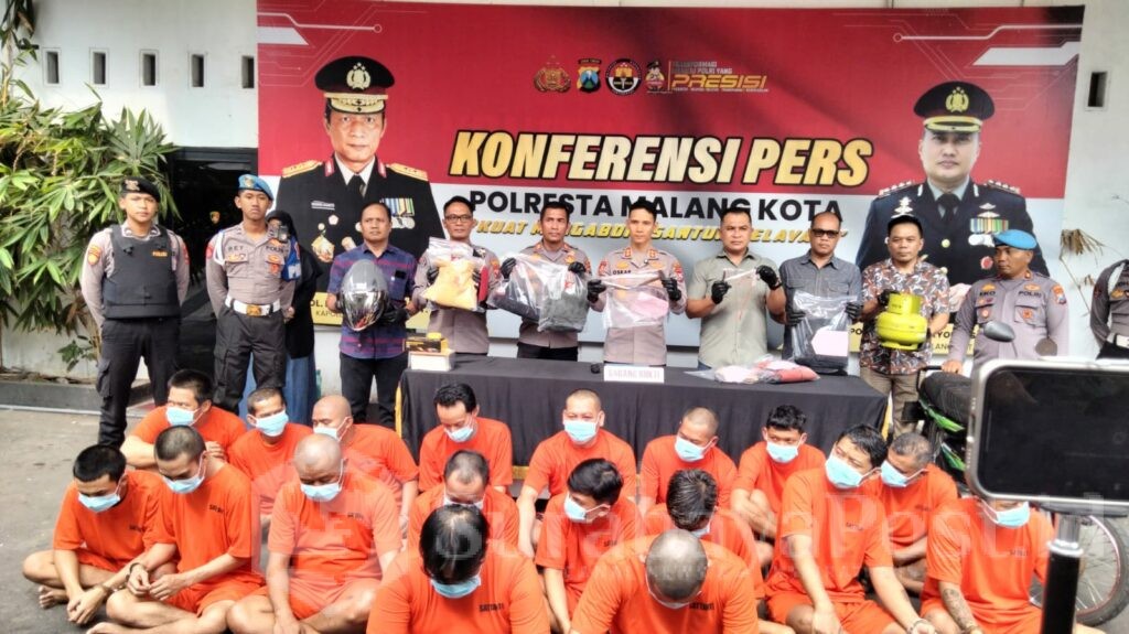 Wakapolresta Malang Kota, AKBP Oscar Syamsudin bersama Kasat Reskrim menunjukkan barang bukti dan para pelaku dari hasil ungkap Operasi Pekat Semeru 2025