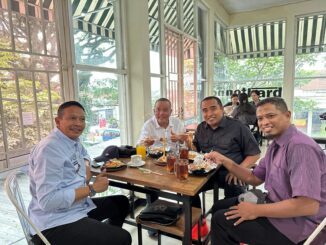 Makan siang bareng Wali Kota Wahyu Hidayat, anggota dewan Rendra Masdrajad Safaat bahas UMKM dan keluhan warga, Kamis, 15 Mei 2025. (istimewa).