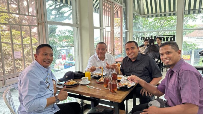 Makan siang bareng Wali Kota Wahyu Hidayat, anggota dewan Rendra Masdrajad Safaat bahas UMKM dan keluhan warga, Kamis, 15 Mei 2025. (istimewa).