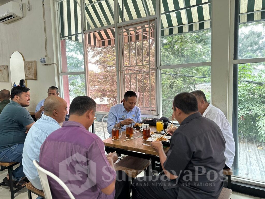 Diskusi ringan sembari makan siang, Rendra Masdrajad Safaat dan Wali Kota Wahyu Hidayat serta sejumlah anggota komunitas TDA, membahas dukungan terhadap pelaku UMKM lokal dan keresahan masyarakat yang masuk ke DPRD. (istimewa).