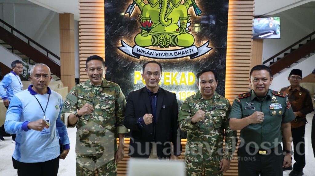 Wali Kota Wahyu Hidayat didampingi Wakil Wali Kota Malang, Ali Muthohirin serta Sekda) Erik Setyo Santoso pose bersama jajaran Poltekad. (Sumber Prokompim).