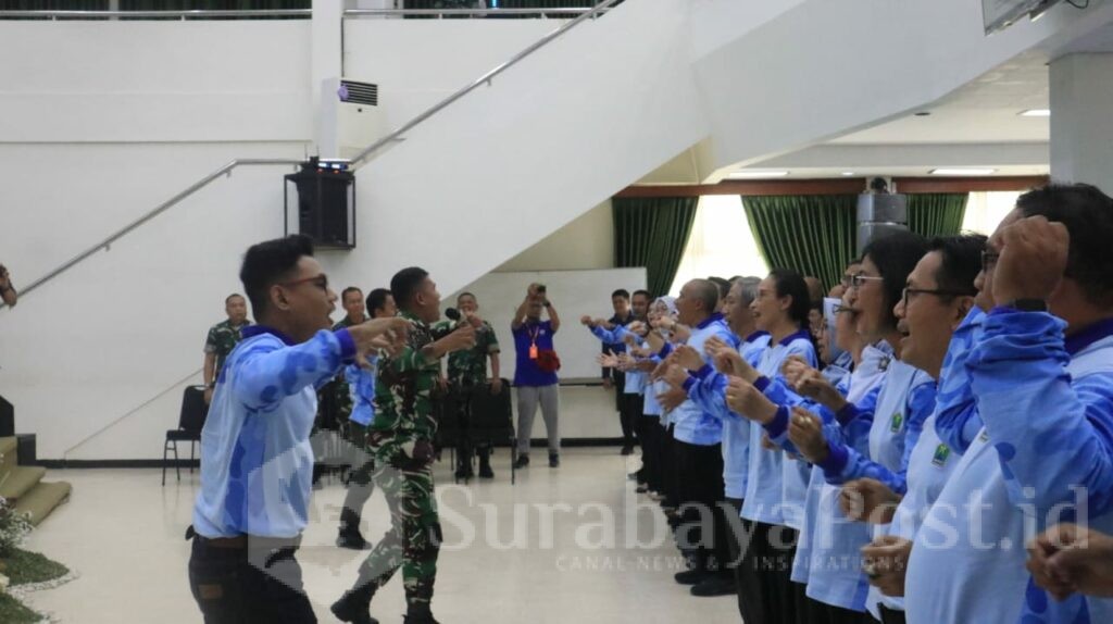 Para peserta tampak bersemangat dengan yel yel kebersamaan. (Sumber Prokompim).