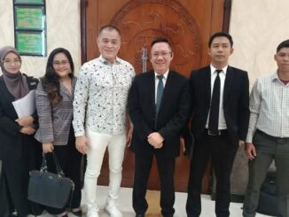 Tonny Hendrawan Tanjung alias Apeng bersama Gunadi Handoko & partner selaku kuasa hukumnya. (istimewa).