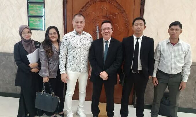 Tonny Hendrawan Tanjung alias Apeng bersama Gunadi Handoko & partner selaku kuasa hukumnya. (istimewa).