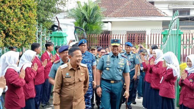 WhatsApp Image 2025-05-19 at 18.34.34 Wali Kota Wahyu Hidayat Tinjau Pelaksanaan Program MBG di SMPN 19 Kota Malang, Senin 19 Mei 2025. (istimewa).