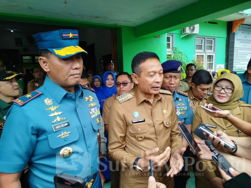 Wali Kota Wahyu Hidayat saat memberikan keterangan kepada wartawan