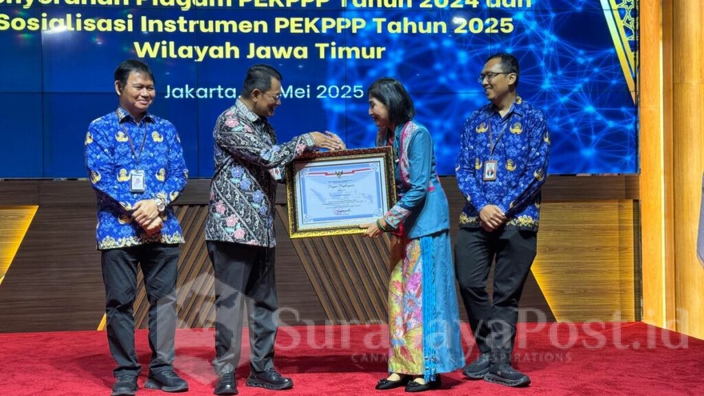 Penghargaan diterima Asisten Pemerintahan dan Kesejahteraan Rakyat Setda Kota Malang Ida Ayu Made Wahyuni mewakili Wali Kota Malang. (Sumber Prokompim).