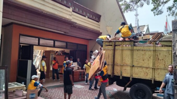 WhatsApp Image 2025-05-22 at 17.39.14 Proses eksekusi rumah dijalan Bandung Kota Malang berjalan lancar tanpa perlawanan, Kamis (22/05/2025).