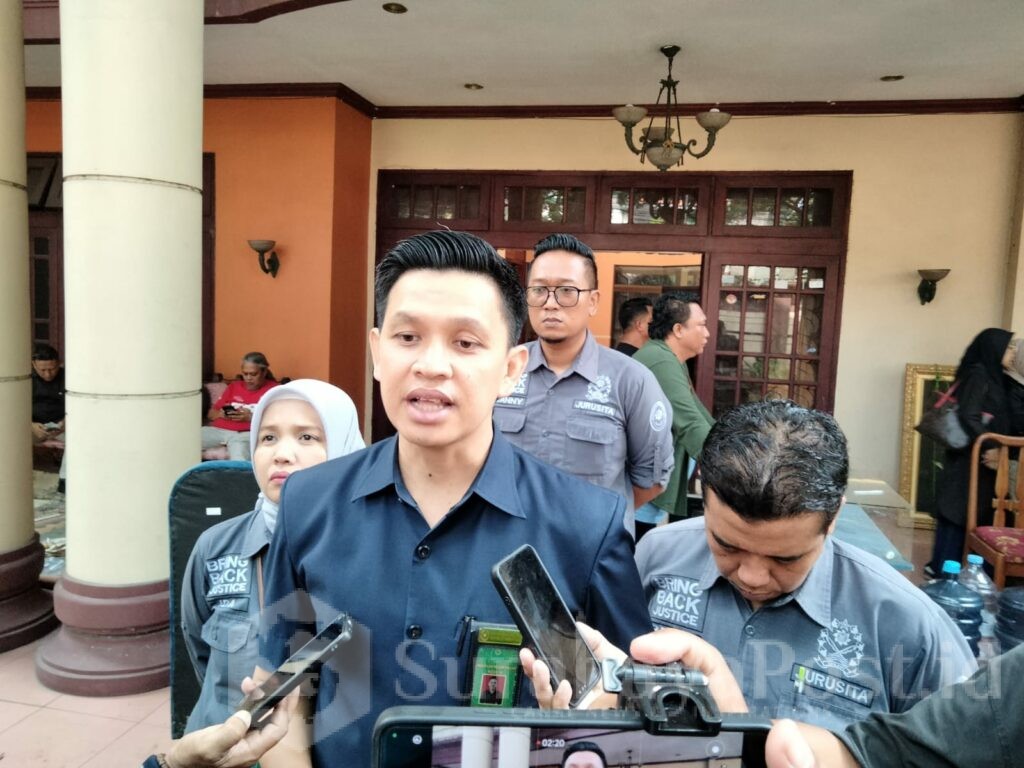 Panitera Muda Perdata PN Kota Malang Ramli Hidayat, SH, MH memberikan keterangan kepada wartawan disela pelaksanaan eksekusi