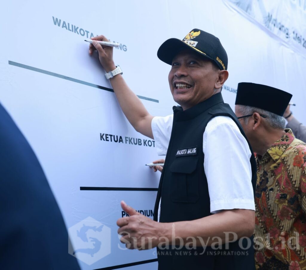 Walikota Wahyu Hidayat saat menandatangani deklarasi lawan premanisme. (Sumber Prokompim).