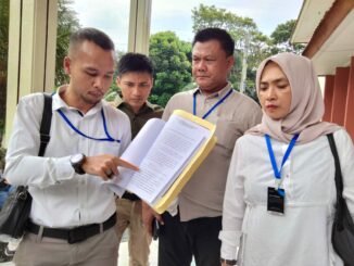 Tim kuasa hukum dua warga Kota Batu yakni Galuh Nalibronto dan Ngatemoen Harijono saat ditemui awak media usai aanmaning di PN Kota Malang, Kamis (22/05/2025).