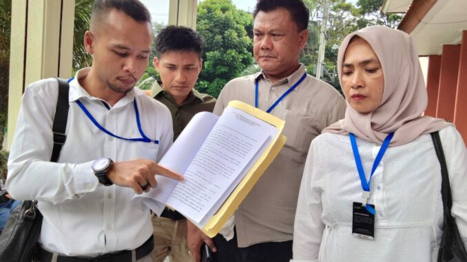 WhatsApp Image 2025-05-23 at 18.00.13 Tim kuasa hukum dua warga Kota Batu yakni Galuh Nalibronto dan Ngatemoen Harijono saat ditemui awak media usai aanmaning di PN Kota Malang, Kamis (22/05/2025).