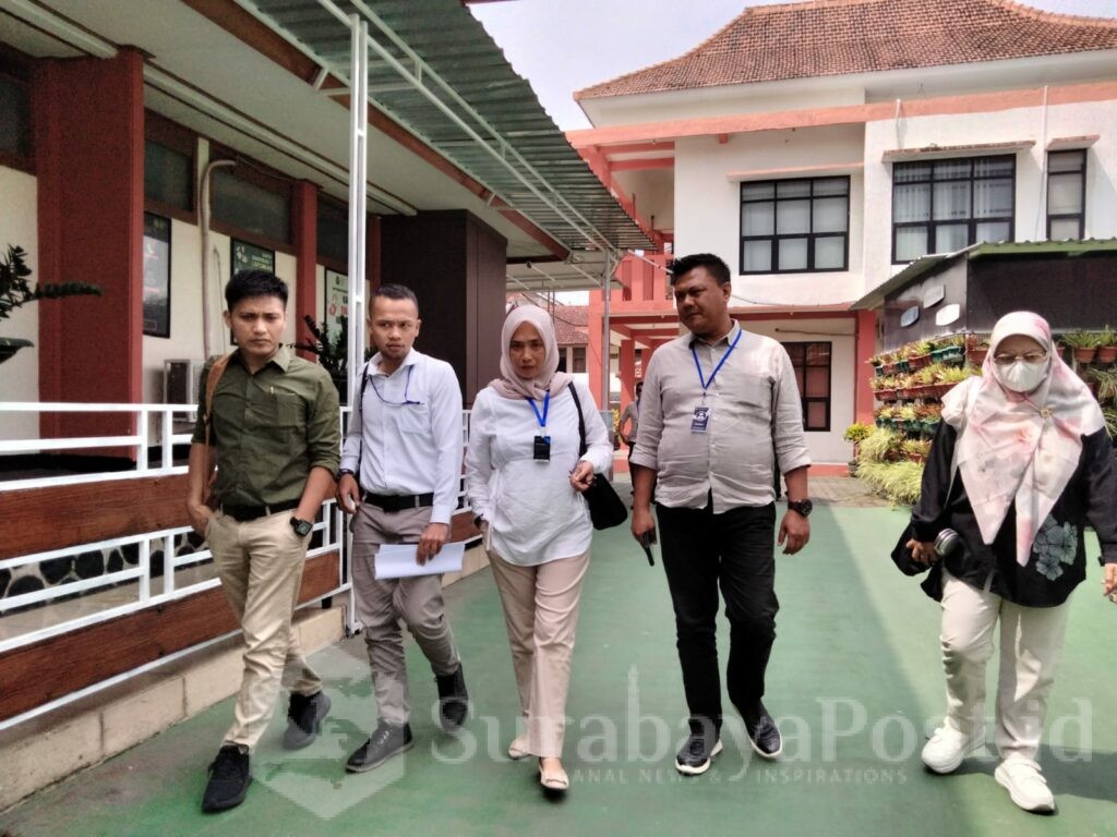 Tim kuasa hukum bersama Kliennya di PN Kota Malang