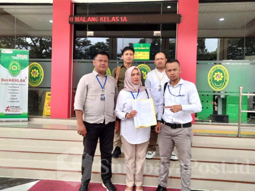 Tim kuasa hukum dua warga Kota Batu yakni Galuh Nalibronto dan Ngatemoen Harijono saat menunjukkan rangkaian berkas perkara hingga pelaksanaan aanmaning di PN Kota Malang.