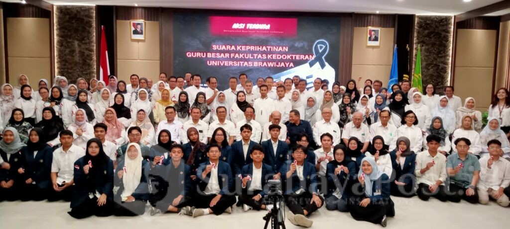 Pose bersama usai aksi pernyataan sikap