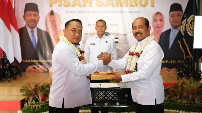 WhatsApp Image 2025-05-26 at 19.06.17 Serah terima jabatan Kalapas Kelas 1 Malang dari Ketut Akbar Herry Achjar kepada Teguh Pamuji, Senin (26/05/2025).