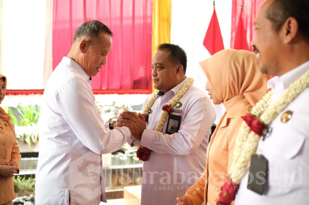 Kakanwil Ditjenpas Jatim, Kadiyono memberikan ucapan selamat kepada Kalapas Teguh Pamuji dan Kalapas lama Ketut Akbar Herry Achjar atas jabatan barunya
