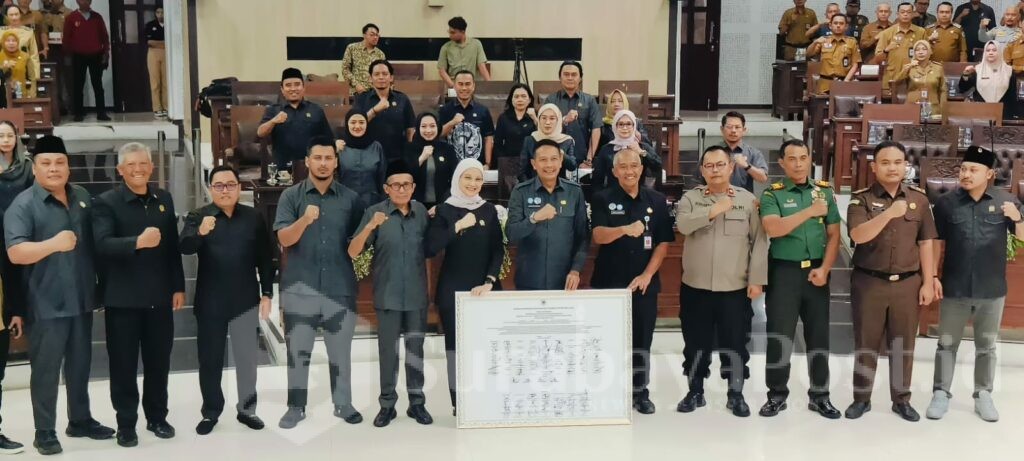Ketua DPRD Kota Malang, Amithya Ratnanggani Sirraduhita dan Wali Kota Wahyu Hidayat pose bersama jajaran Forkopimda usai paripurna