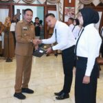 Wali Kota Malang, Dr. Ir. Wahyu Hidayat, M.M menyerahkan SK kepada 50 CPNS Pemkot Malang formasi 2024, Selasa 27 Mei 2025. (Sumber Prokompim).