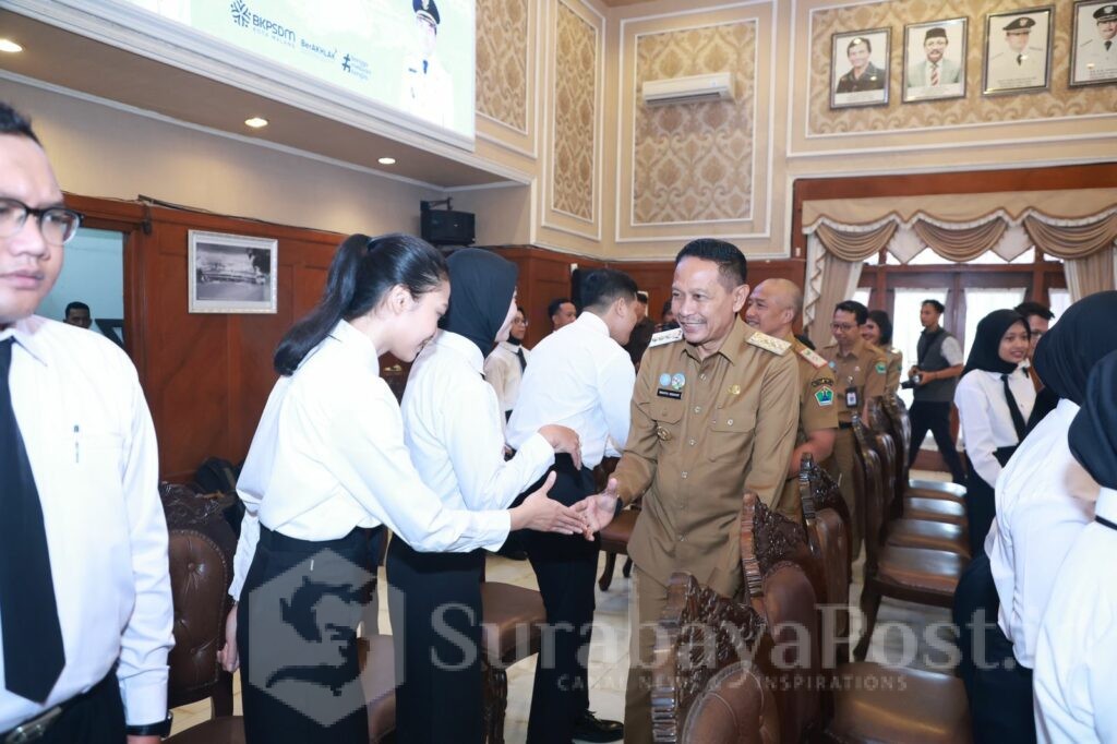 Walikota Wahyu Hidayat memberikan ucapan selamat kepada para CPNS yang baru menerima SK. (Sumber Prokompim).