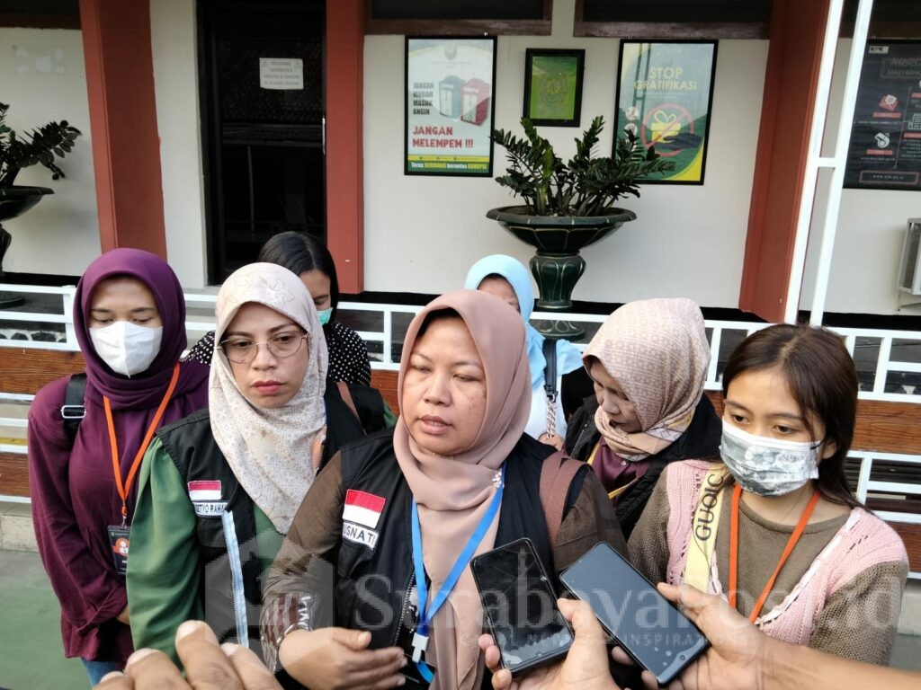 PENDAMPING KORBAN: Husnati, perwakilan SBMI DPC Malang memberikan keterangan kepada awak media di PN Kota Malang