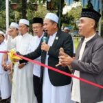 Ustadz H. Rokhmad, S.Sos., anggota DPRD Kota Malang dari Fraksi PKS menggunting pita pembukaan acara Manasik Haji For Kids 2025. (istimewa).