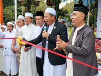 Ustadz H. Rokhmad, S.Sos., anggota DPRD Kota Malang dari Fraksi PKS menggunting pita pembukaan acara Manasik Haji For Kids 2025. (istimewa).