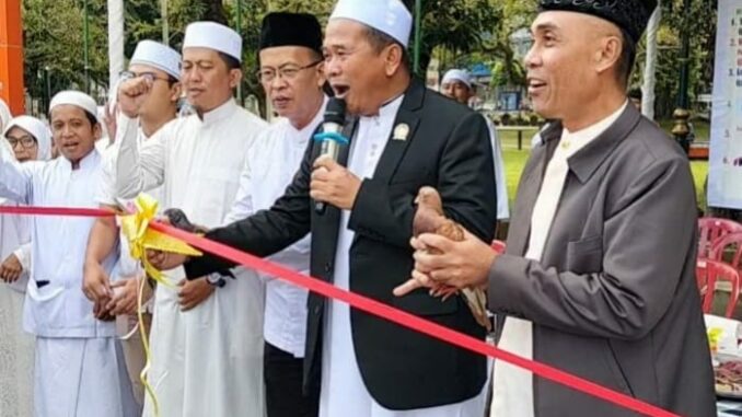 WhatsApp Image 2025-05-29 at 13.02.04 Ustadz H. Rokhmad, S.Sos., anggota DPRD Kota Malang dari Fraksi PKS menggunting pita pembukaan acara Manasik Haji For Kids 2025. (istimewa).