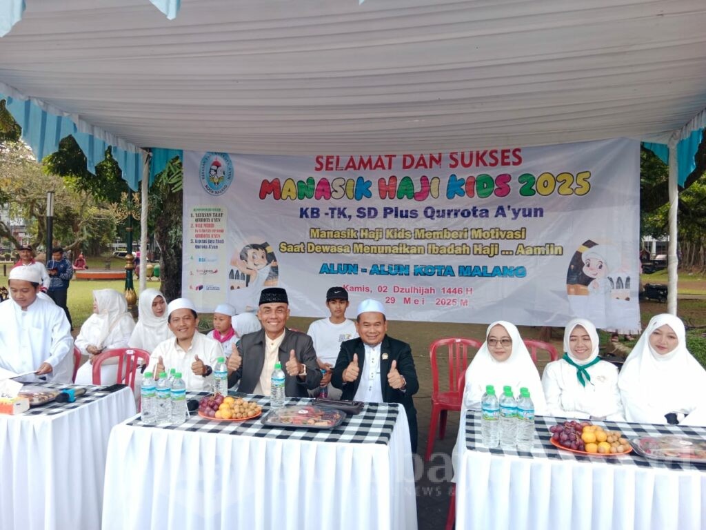 Ustadz Rokhmad (empat dari kanan), anggota dewan yang juga menjabat sebagai Ketua Pembina Yayasan Qurrotaa’yun bersama pengurus Yayasan