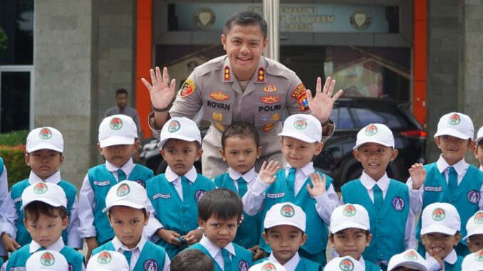 kapolres-gresik-kenalkan-polisi-sebagai-sahabat-anak