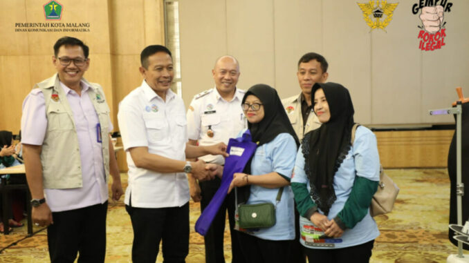 DBHCHT- Wali Kota Malang, Wahyu Hidayat saat memberikan bantuan alat pada salah satu peserta pelatihan ketrampilan, Rabu 25 Juni 2025. (istimewa) DBHCHT: Wali Kota Malang, Wahyu Hidayat saat memberikan bantuan alat pada salah satu peserta pelatihan ketrampilan, Rabu 25 Juni 2025. (istimewa).
