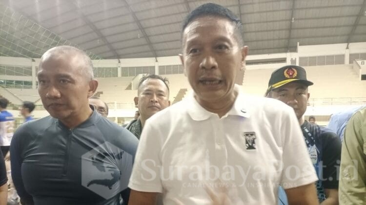 Wali Kota Wahyu Hidayat memberikan keterangan kepada wartawan usai meninjau kesiapan atlet di GOR Ken Arok pada Jumat (30/05/2025).
