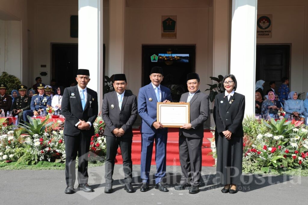 PERINGATAN: Wali Kota Malang, Wahyu Hidayat, Wakil Wali Kota Malang, Ali Muthohirin, Sekretaris Daerah Kota Malang, Erik Setyo Santoso dan Kepala Dinas Pendidikan dan Kebudayaan Kota Malang, Suwarjana, saat menunjukkan penghargaan capaian SPM terbaik.