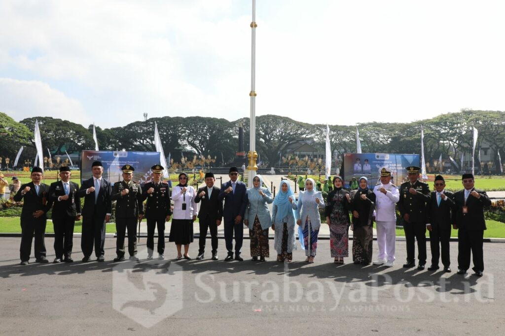Wali Kota Wahyu Hidayat dan Wakil Walikota Ali Muthohirin pose bersama jajaran Forkopimda