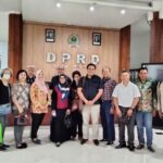 Belasan Korban MCP didampingi kuasa hukumnya mendatangi DPRD Kota Malang untuk mengadu, Senin (02/06/2025).