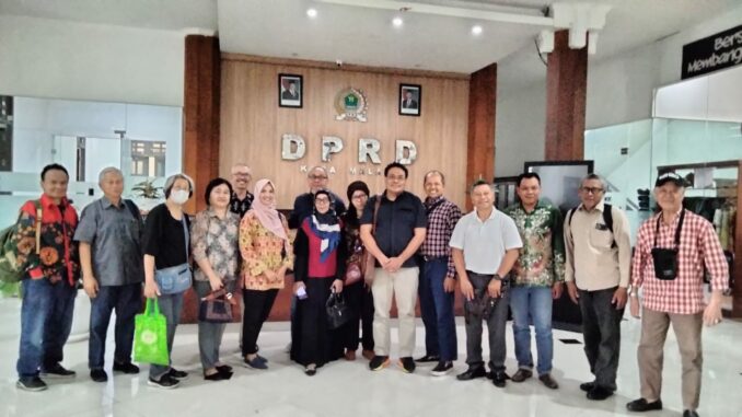 WhatsApp Image 2025-06-02 at 19.54.50 Belasan Korban MCP didampingi kuasa hukumnya mendatangi DPRD Kota Malang untuk mengadu, Senin (02/06/2025).