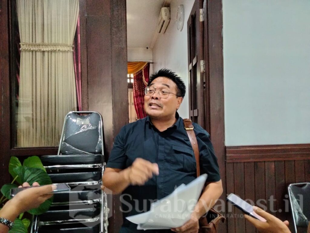 Sumardhan, SH, MH, memberikan keterangan kepada wartawan usai pertemuannya dengan dewan