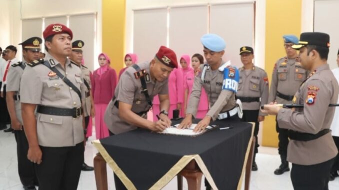 Kapolres Batu, AKBP Andi Yudha Pranata saat memimpin sertijab sejumlah pejabat utama dilingkungan Polres Batu.(Ist)