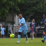 Wakil Wali Kota Malang, Ali Muthohirin saat beradu ketangkasan saat laga Fun Football Road to Porprov bersama jurnalis