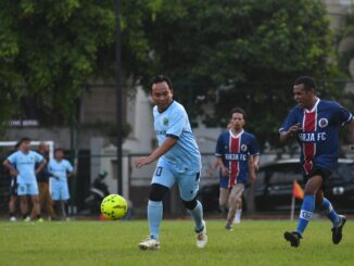 Wakil Wali Kota Malang, Ali Muthohirin saat beradu ketangkasan saat laga Fun Football Road to Porprov bersama jurnalis