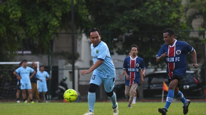 WhatsApp Image 2025-06-03 at 19.46.35 Wakil Wali Kota Malang, Ali Muthohirin saat beradu ketangkasan saat laga Fun Football Road to Porprov bersama jurnalis