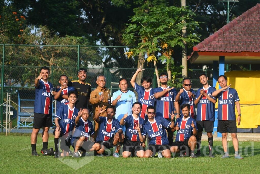 Wakil Wali Kota Malang, Ali Muthohirin saat beradu ketangkasan saat laga Fun Football Road to Porprov bersama jurnalis