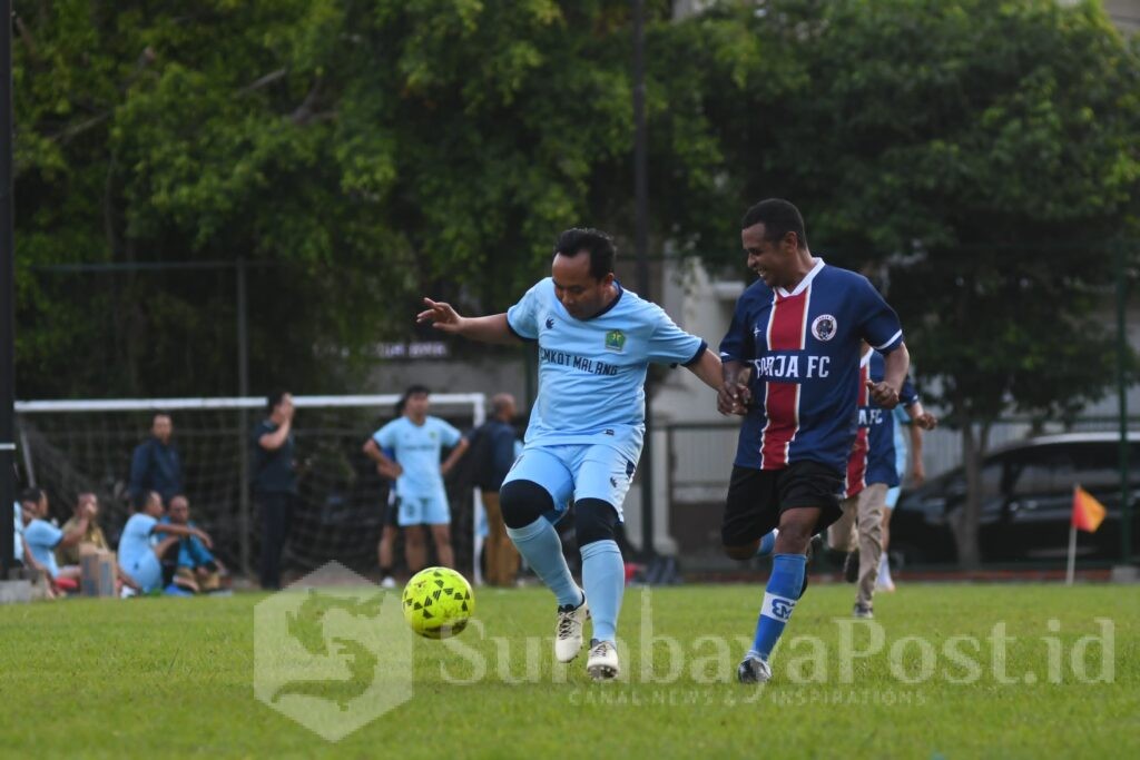 Wakil Wali Kota Malang, Ali Muthohirin saat beradu ketangkasan saat laga Fun Football Road to Porprov bersama jurnalis