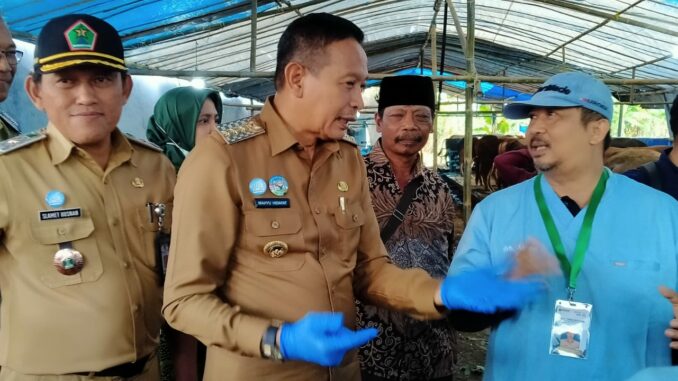 WhatsApp Image 2025-06-03 at 20.55.19 Jelang Idul Adha, Wali Kota Wahyu Hidayat Cek Langsung Kesehatan Hewan Kurban, Selasa (03/06/2025).