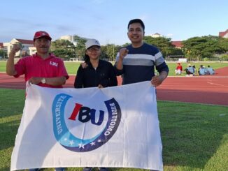 Ardelia Cahyarini, atlet UIBU peraih perak diapit Wakil Rektor, Ali Badar dan Pelatih