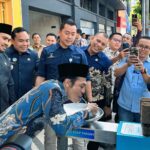 Ketua Komisi A DPRD Jatim, Dedi Irwansa, S.Pd beserta anggota Komisi A lainnya saat meninjau anjungan air siap minum di Kajoetangan Heritage, Selasa (3/6/25) didampingi Wakil Walikota Malang Ali Muthohirin dan Dirut Perumda Tugu Tirta, Priyo Sudibyo. (Humas Tugu Tirta).