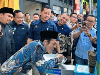 Ketua Komisi A DPRD Jatim, Dedi Irwansa, S.Pd beserta anggota Komisi A lainnya saat meninjau anjungan air siap minum di Kajoetangan Heritage, Selasa (3/6/25) didampingi Wakil Walikota Malang Ali Muthohirin dan Dirut Perumda Tugu Tirta, Priyo Sudibyo. (Humas Tugu Tirta).