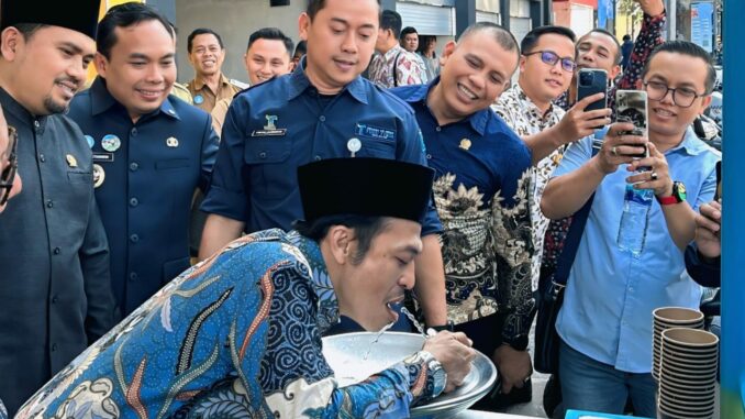 WhatsApp Image 2025-06-04 at 09.26.41 Ketua Komisi A DPRD Jatim, Dedi Irwansa, S.Pd beserta anggota Komisi A lainnya saat meninjau anjungan air siap minum di Kajoetangan Heritage, Selasa (3/6/25) didampingi Wakil Walikota Malang Ali Muthohirin dan Dirut Perumda Tugu Tirta, Priyo Sudibyo. (Humas Tugu Tirta).
