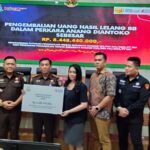 Kejaksaan Negeri Kota Malang menyerahkan hasil lelang sebesar Rp 8,4 miliar kepada korban Evotrade, Selasa (3/6/2025).